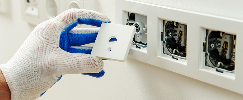 Elektro­installation bei Wagner Elektrotechnik GmbH & Co. KG in Karben